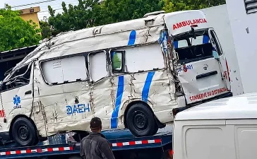 Tragedia en traslado de emergencia: enfermera muere y dos heridos al caer ambulancia del CRUE en Barahona