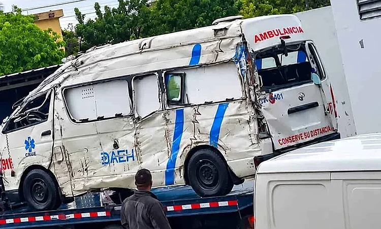 Tragedia en traslado de emergencia: enfermera muere y dos heridos al caer ambulancia del CRUE en Barahona