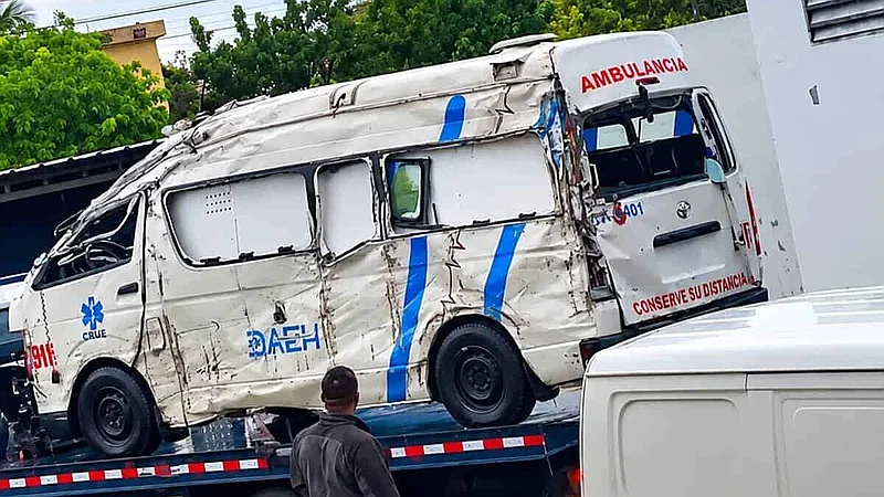 Tragedia en traslado de emergencia: enfermera muere y dos heridos al caer ambulancia del CRUE en Barahona