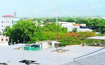Energía solar en auge: 24,343 usuarios y 556 MW instalados, pero nuevo cargo del 25% genera debate