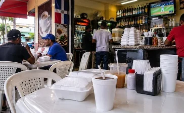 Academia dominicana presiona por un campus libre de plásticos: UASD propone eliminar foam y desechables