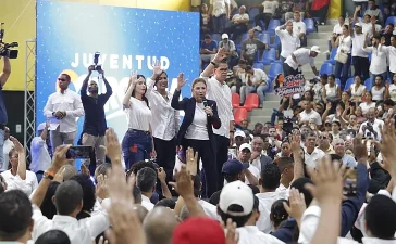 Carolina Mejía apuesta al voto joven: juramenta 32 comandos y promete gobierno con nuevas generaciones desde 2028