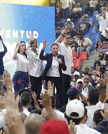 Carolina Mejía apuesta al voto joven: juramenta 32 comandos y promete gobierno con nuevas generaciones desde 2028