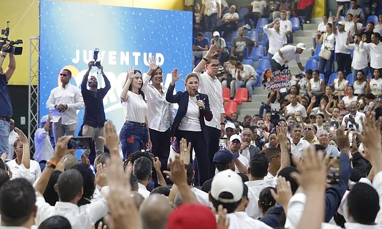 Carolina Mejía apuesta al voto joven: juramenta 32 comandos y promete gobierno con nuevas generaciones desde 2028