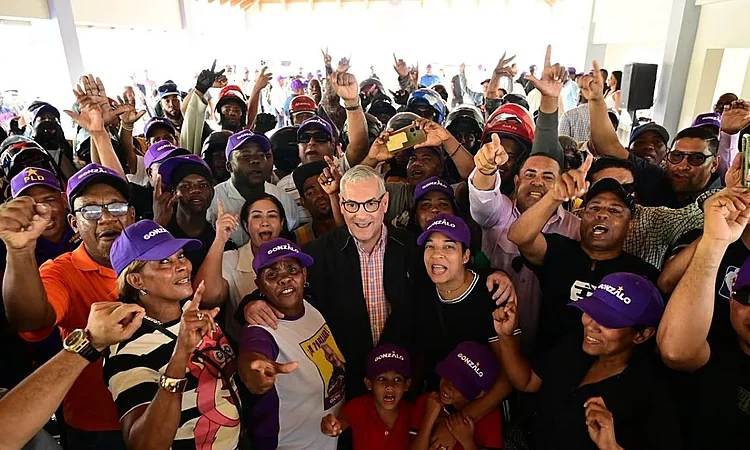 Gonzalo Castillo propone nueva forma de hacer política en gira por La Altagracia