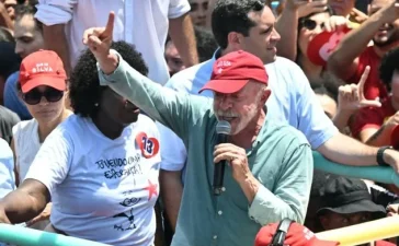 Brasil: Lula y Flávio Bolsonaro en empate técnico a mitad del escrutinio