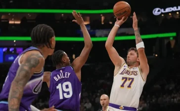 Doncic hace historia con 52 puntos y los Lakers remontan ante los Jazz