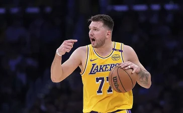 Doncic hace historia con 52 puntos y los Lakers dominan el Oeste con 3-0