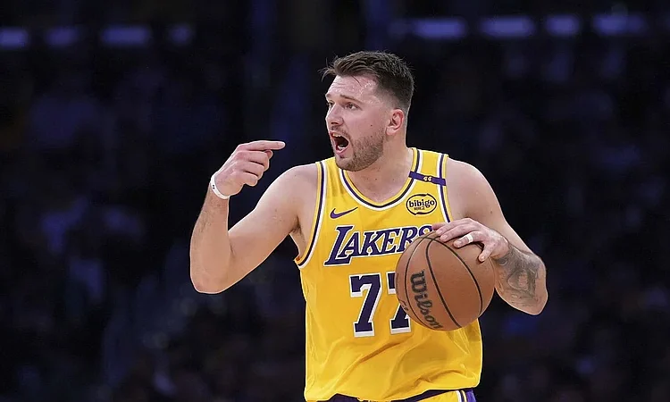 Doncic hace historia con 52 puntos y los Lakers dominan el Oeste con 3-0