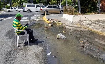 Derrame de aguas residuales en Mata Hambre evidencia problemas de saneamiento urbano