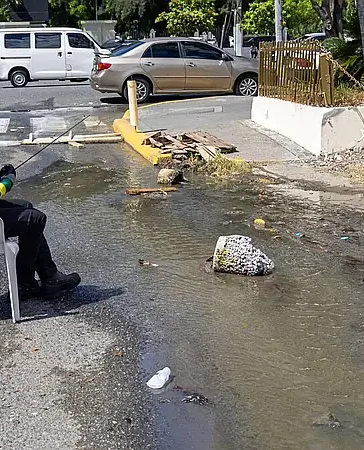 Derrame de aguas residuales en Mata Hambre evidencia problemas de saneamiento urbano