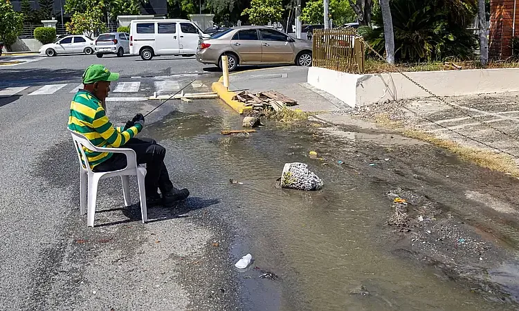 Derrame de aguas residuales en Mata Hambre evidencia problemas de saneamiento urbano