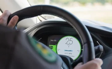 Nueva York aplicaría limitadores de velocidad a reincidentes: una tendencia de control vial que mira a los dominicanos
