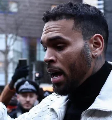 Chris Brown recibe condena suspendida en Reino Unido mientras su gira europea continúa