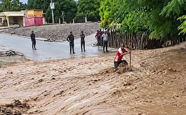 Azua bajo alerta amarilla: hombre se salva de morir arrastrado por cañada y crecen las inundaciones