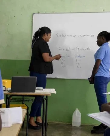 Miles de docentes en el limbo: Minerd y ADP buscan acuerdo por incentivos y retroactivos