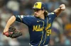 Gasser iguala hazaña de Koufax y acerca a Milwaukee a su primer título