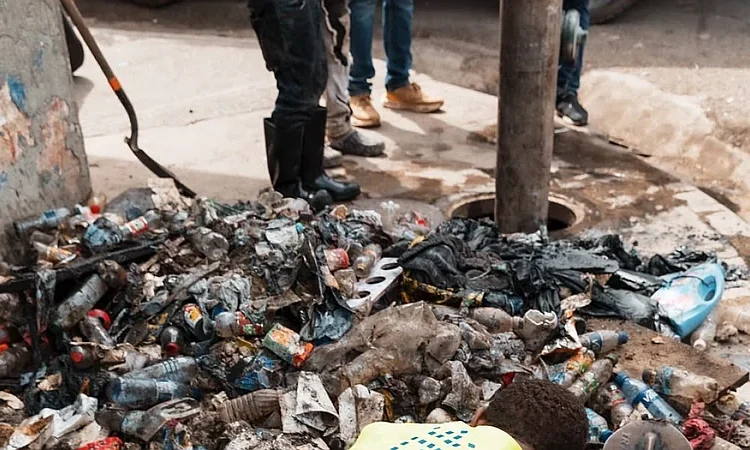 ADN advierte que basura en las calles colapsa el drenaje y eleva riesgo de inundaciones en la capital
