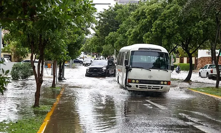 Vaguada deja acumulados de 221.1 mm y sume en caos vial al Gran Santo Domingo