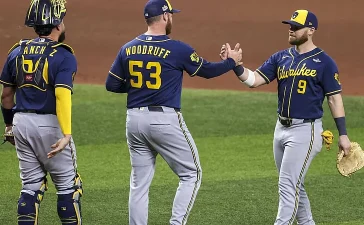 Milwaukee a un paso de la barrida histórica en la Serie Mundial