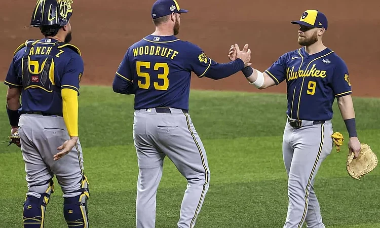 Milwaukee a un paso de la barrida histórica en la Serie Mundial
