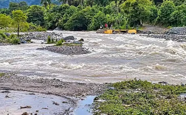 Inestabilidad atmosférica golpea la región Sur: crecidas e inundaciones en Azua
