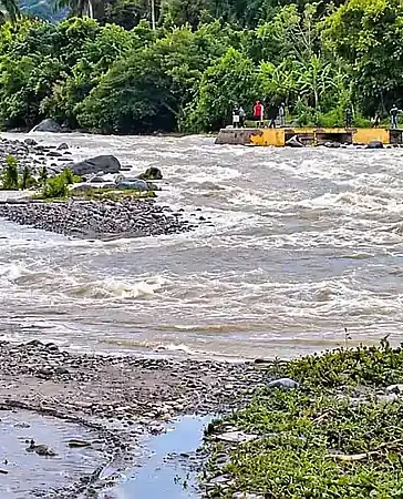 Inestabilidad atmosférica golpea la región Sur: crecidas e inundaciones en Azua