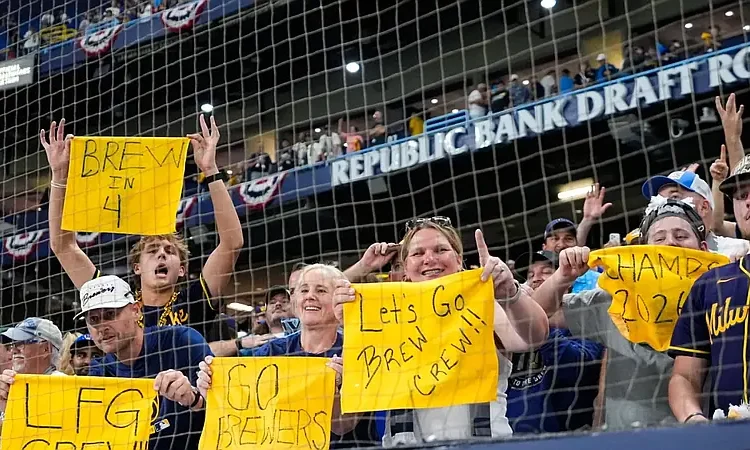 Éxodo de fanáticos de los Brewers hacia Florida anticipa una celebración histórica en la Serie Mundial