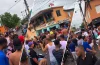 Jóvenes desafían la alerta del COE con "teteo" bajo la lluvia mientras 30 comunidades quedan aisladas