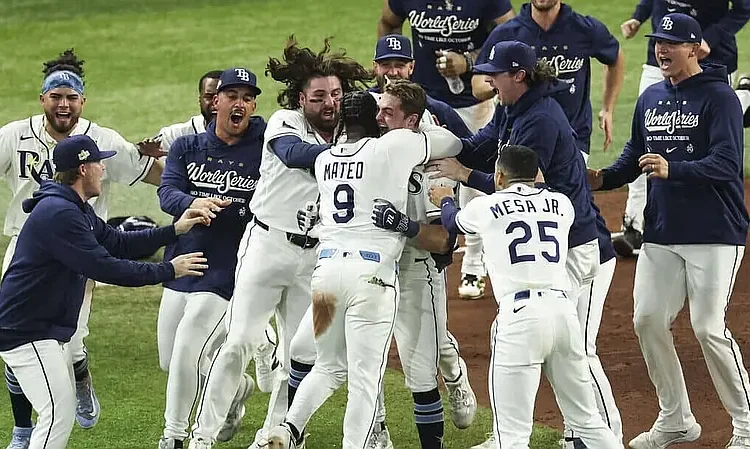 Rays logran épica victoria en 12 entradas y mantienen viva la Serie Mundial