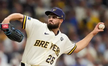 Aaron Ashby inscribe su nombre en la historia de los playoffs con 18 entradas sin carreras