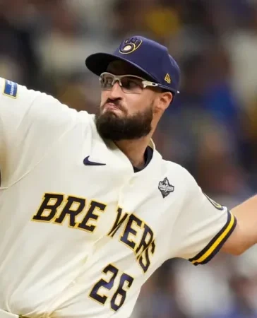 Aaron Ashby inscribe su nombre en la historia de los playoffs con 18 entradas sin carreras