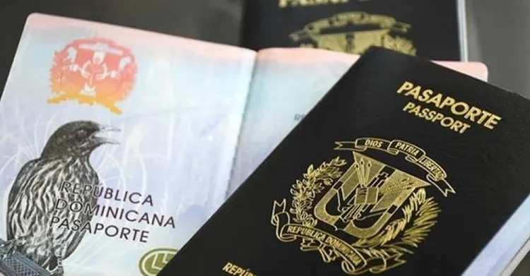 Pasaporte físico obligatorio: nuevas multas y reglas migratorias afectan a viajeros dominicanos en 2026