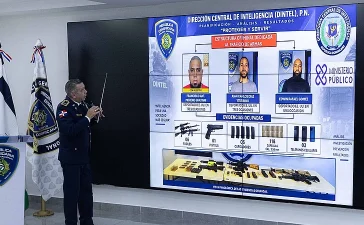 Red de tráfico de armas con deportados desarticulada; cinco fusiles y una Uzi bajo análisis balístico