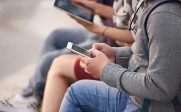 Nueva York marca precedente global al regular chatbots de IA para menores