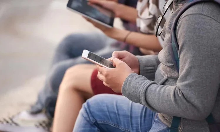 Nueva York marca precedente global al regular chatbots de IA para menores