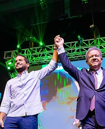 El lobo que halaga: el riesgo de los elogios interesados a Omar Fernández