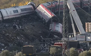 Sánchez promete verdad total tras el peor accidente ferroviario en España: 69 muertos