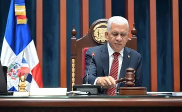 De los Santos invoca Ley 30-26 para justificar alza del marbete, pero la norma no modifica el impuesto
