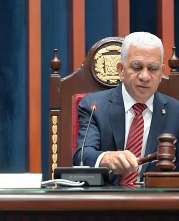 De los Santos invoca Ley 30-26 para justificar alza del marbete, pero la norma no modifica el impuesto