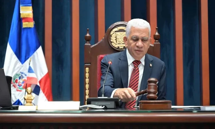 De los Santos invoca Ley 30-26 para justificar alza del marbete, pero la norma no modifica el impuesto