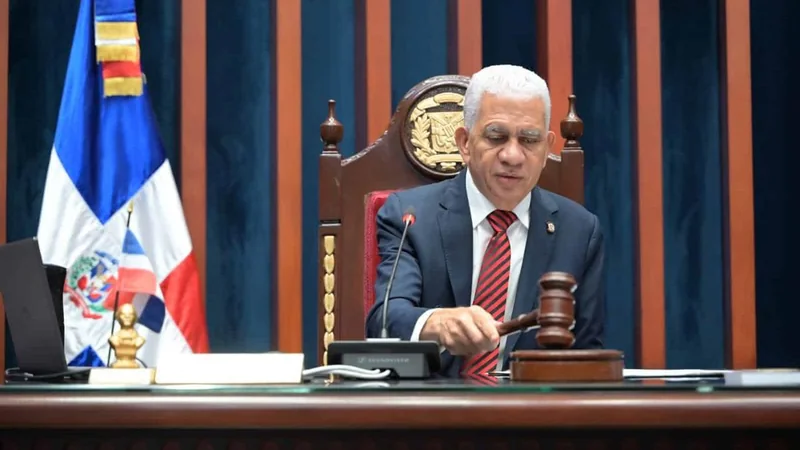 De los Santos invoca Ley 30-26 para justificar alza del marbete, pero la norma no modifica el impuesto