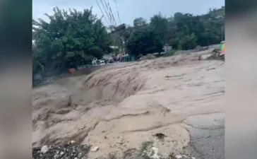Dos vaguadas dejan incomunicado a Guayabal, Azua, y exponen fragilidad de vías rurales