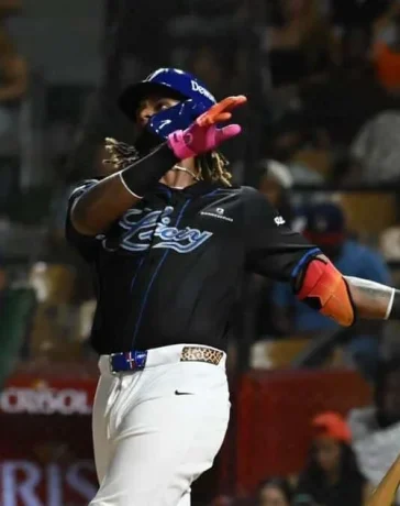 Kevin Alcántara: el gigante que rompe el molde y se estrena con Licey