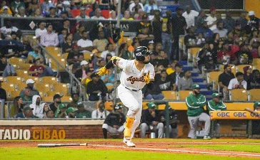 Águilas logran triunfo ajustado en extra innings y complican a Estrellas en la tabla