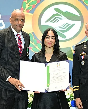 Gobierno reconoce trayectoria del director del COE con Medalla al Mérito Policial